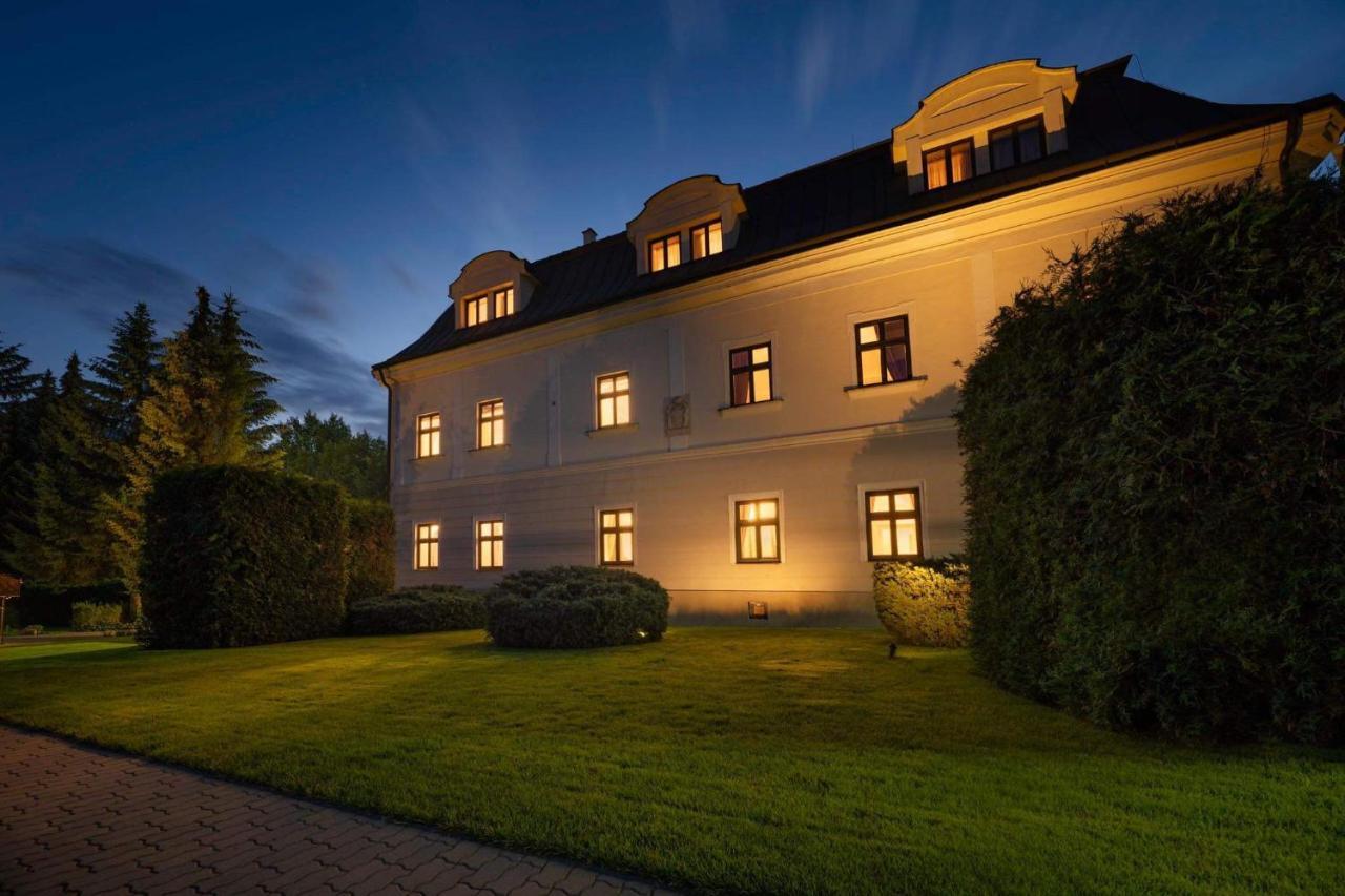 Hotel Villa Necas ジリナ エクステリア 写真