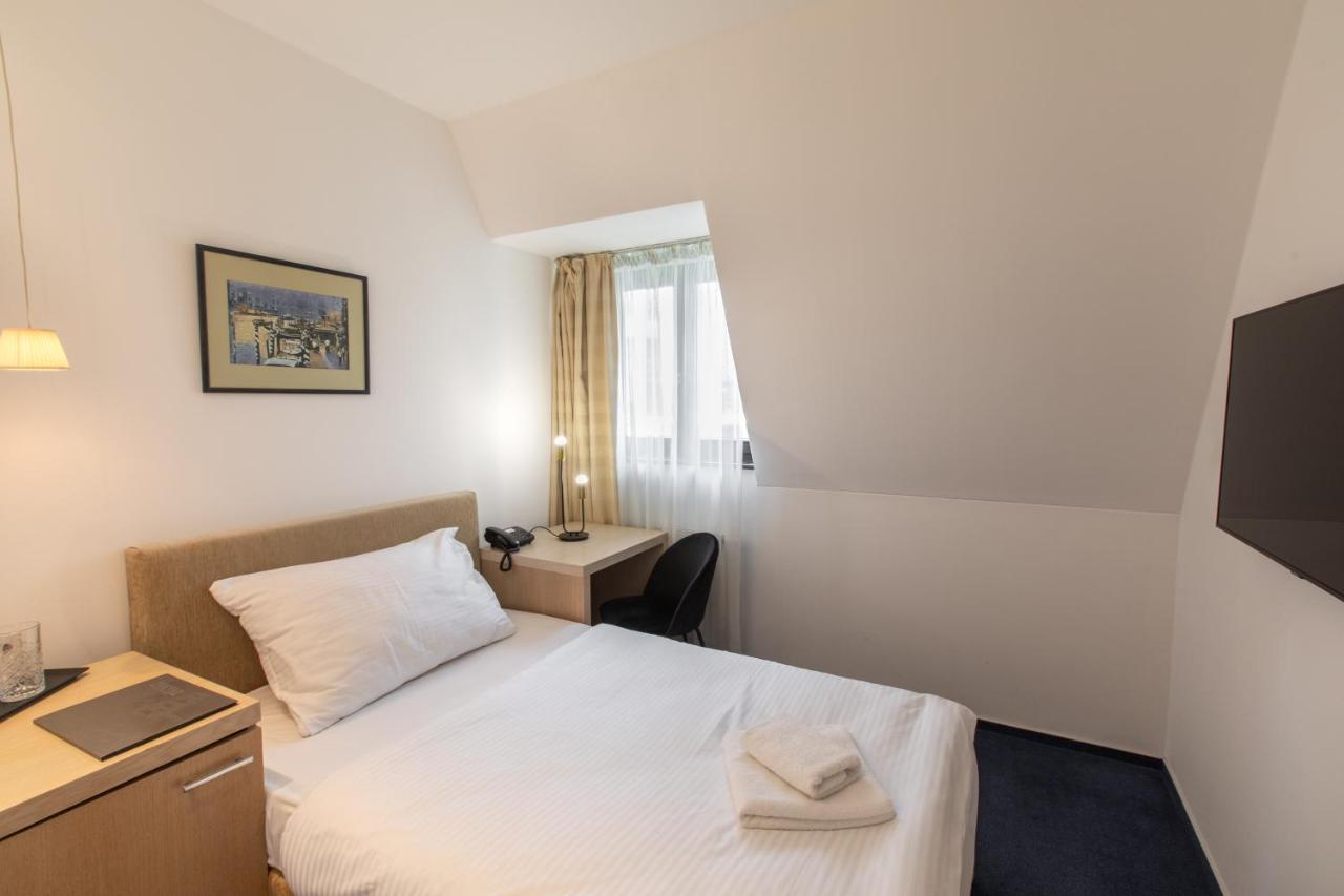 Hotel Villa Necas ジリナ エクステリア 写真