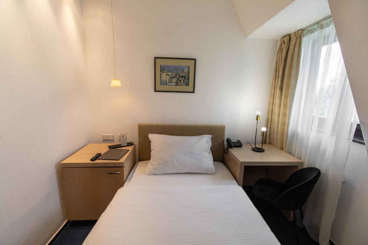 Hotel Villa Necas ジリナ エクステリア 写真