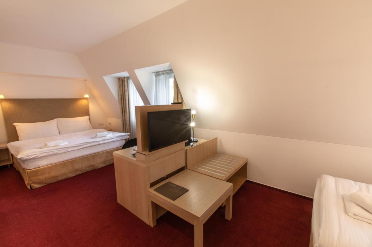 Hotel Villa Necas ジリナ エクステリア 写真