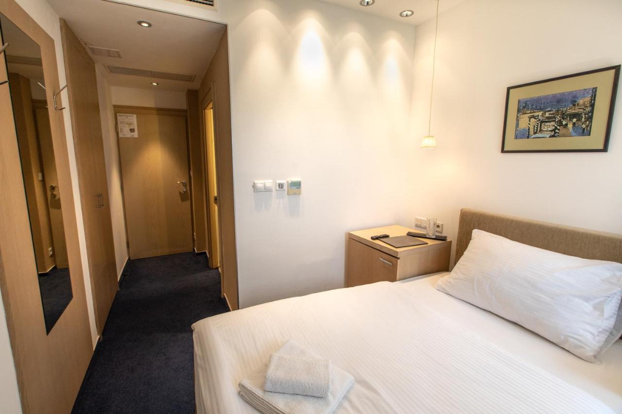 Hotel Villa Necas ジリナ エクステリア 写真