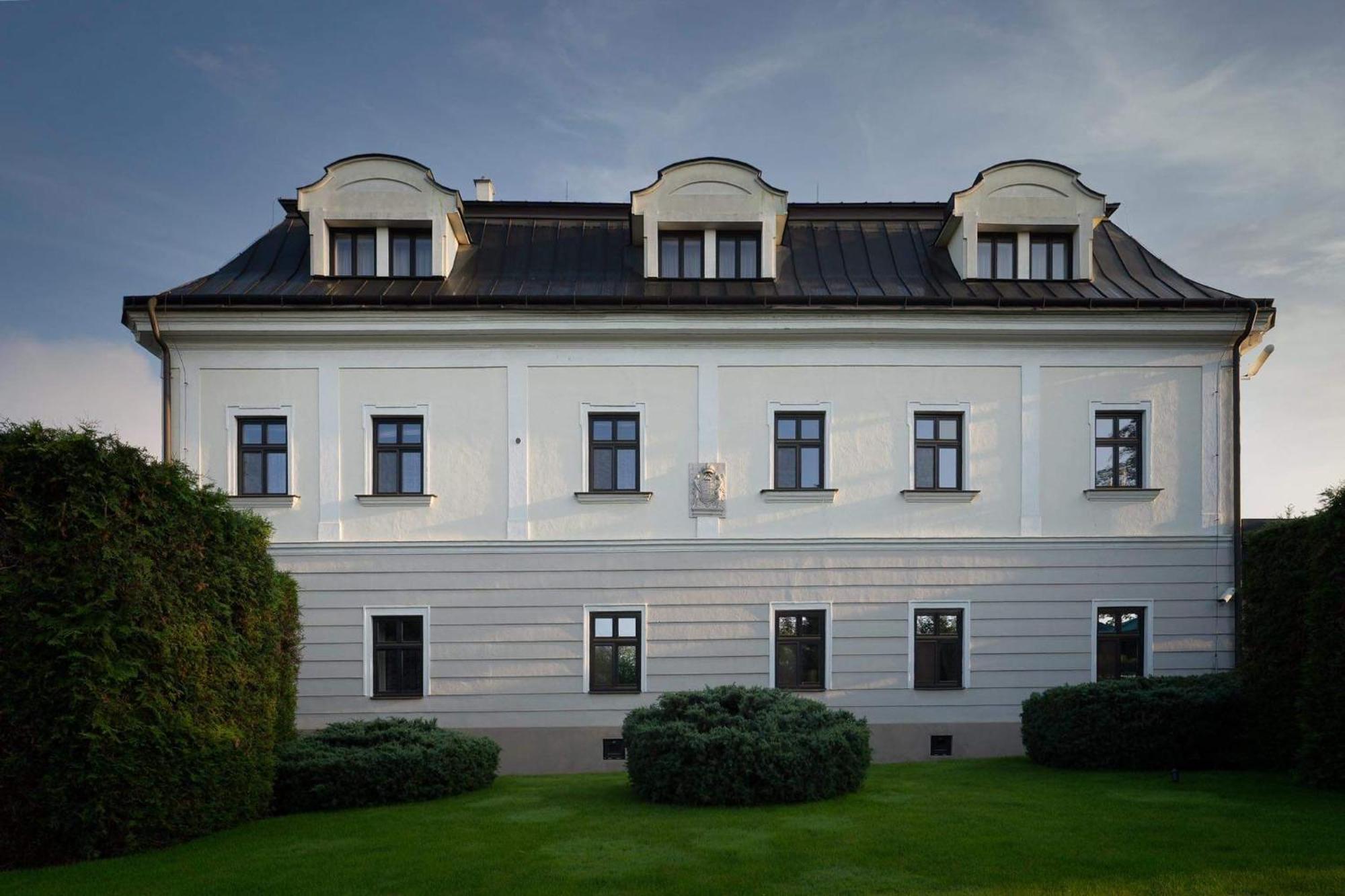 Hotel Villa Necas ジリナ エクステリア 写真