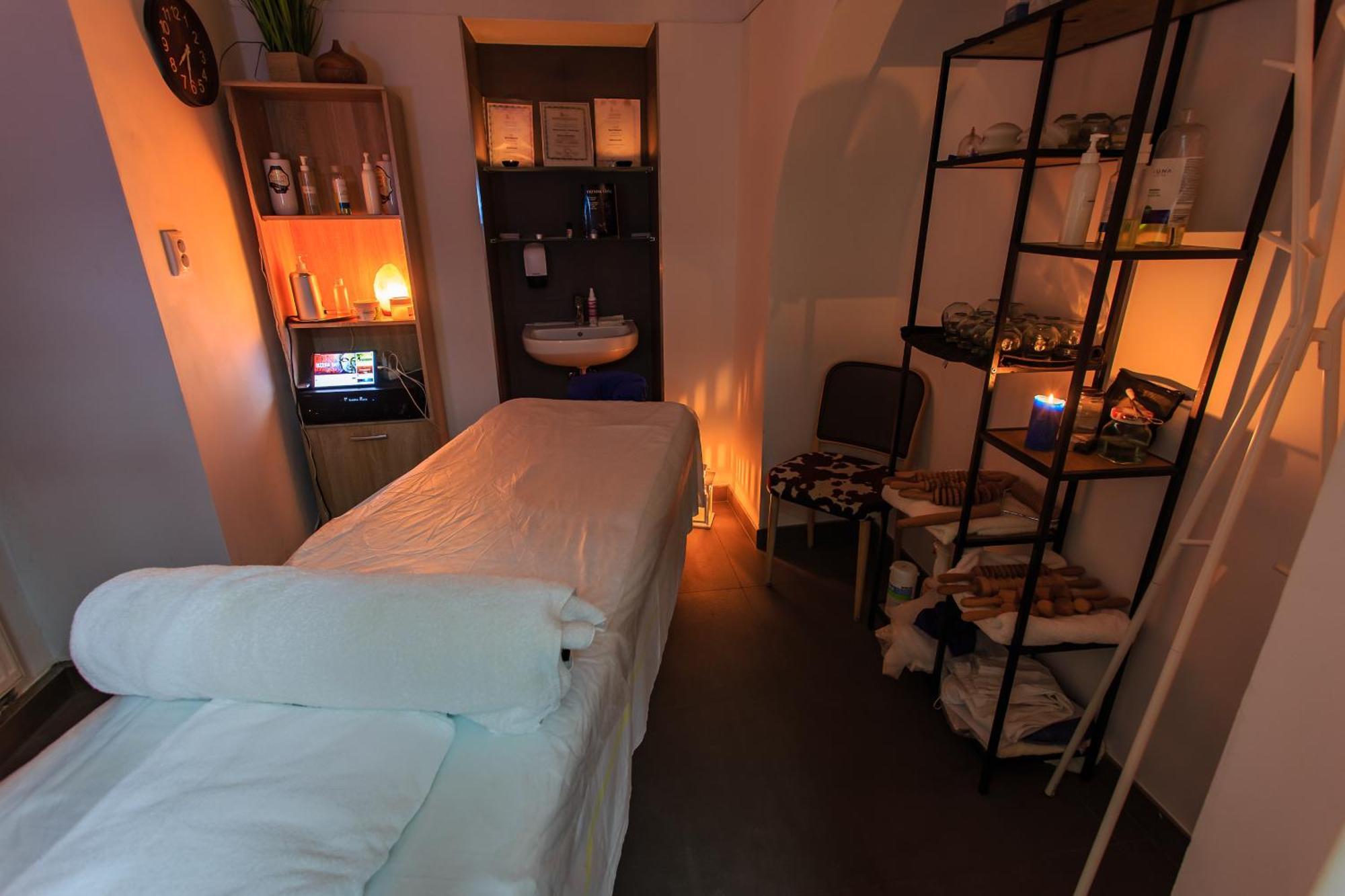 Hotel Villa Necas ジリナ エクステリア 写真