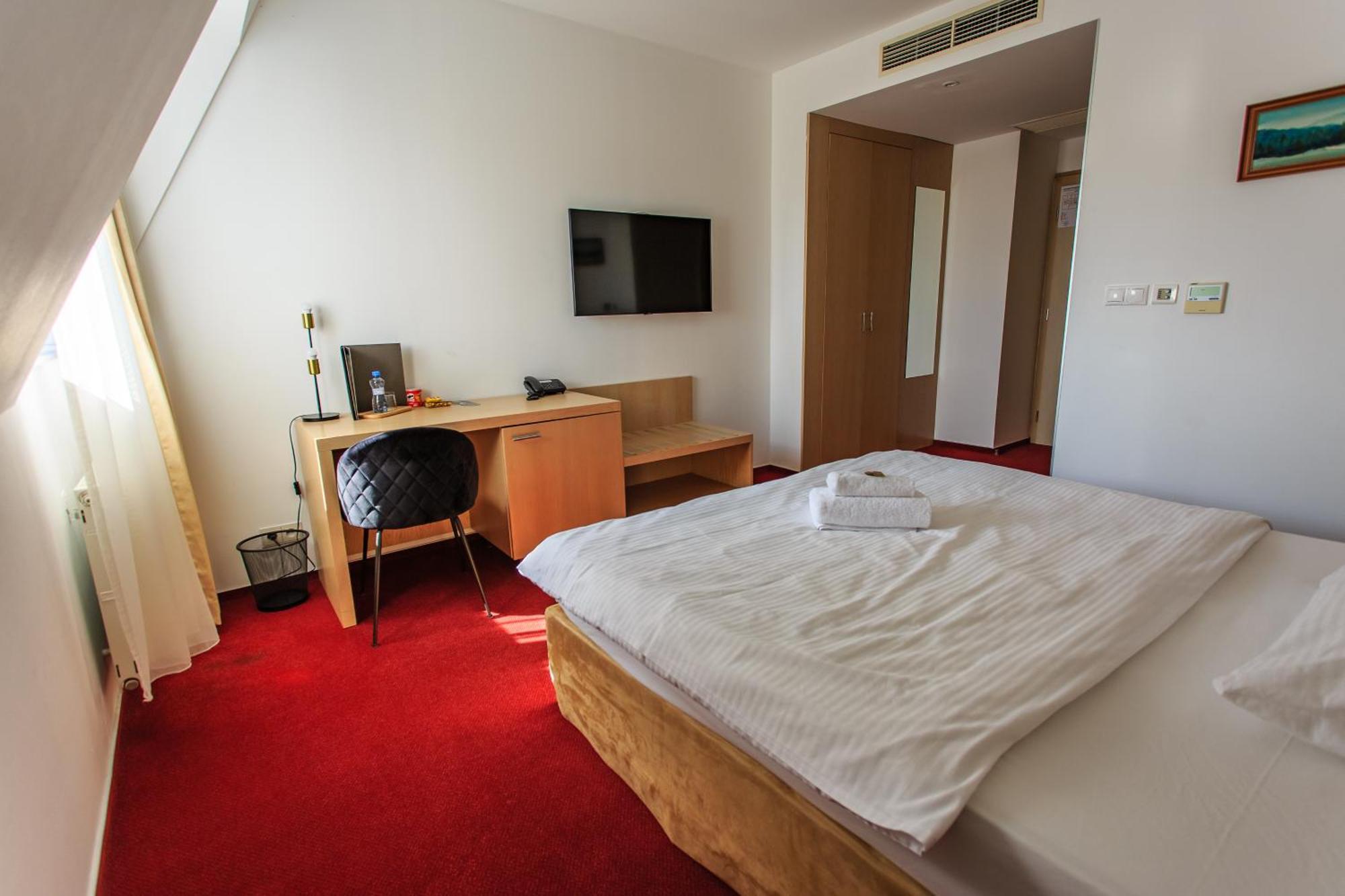 Hotel Villa Necas ジリナ エクステリア 写真