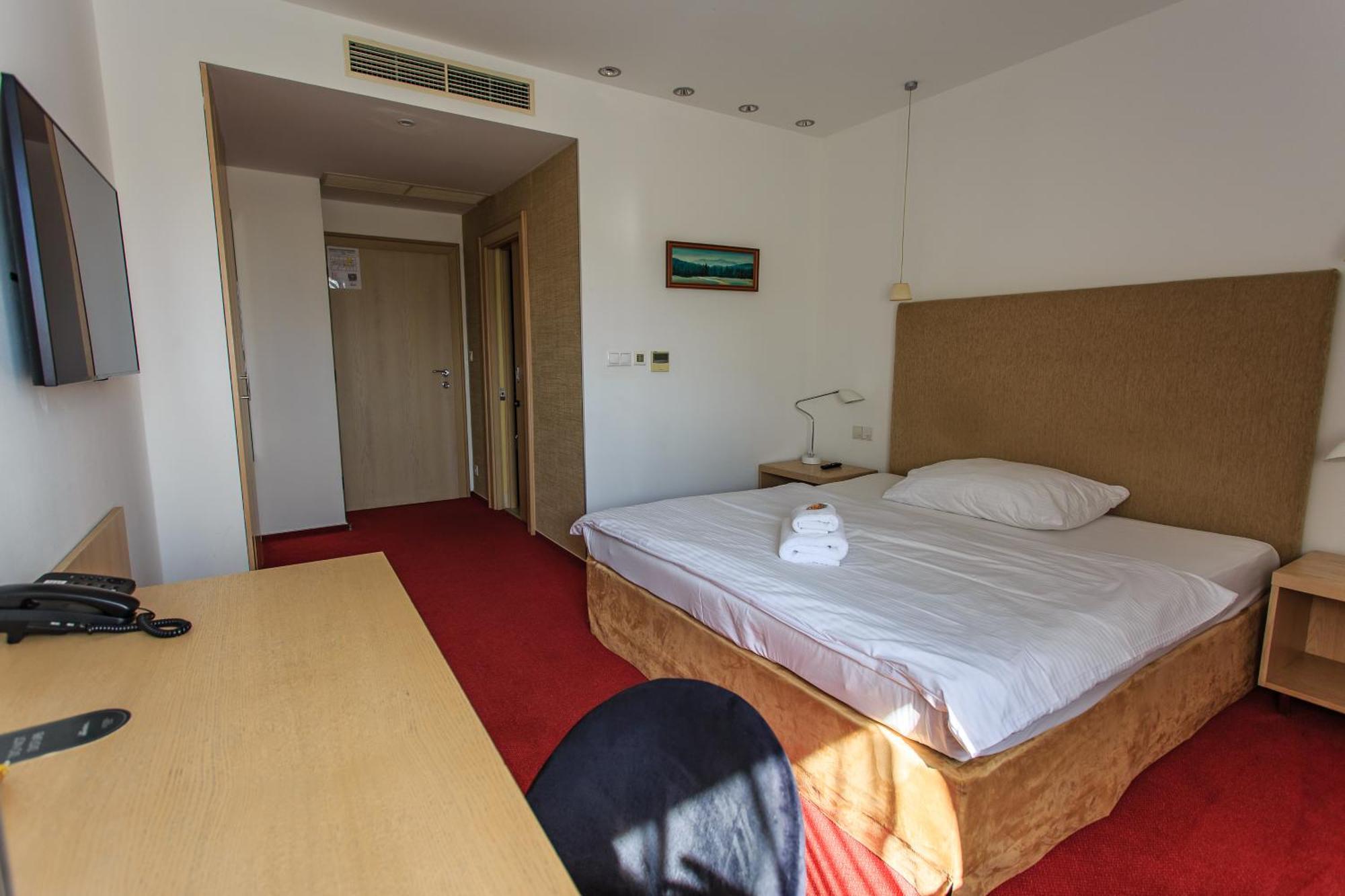Hotel Villa Necas ジリナ エクステリア 写真
