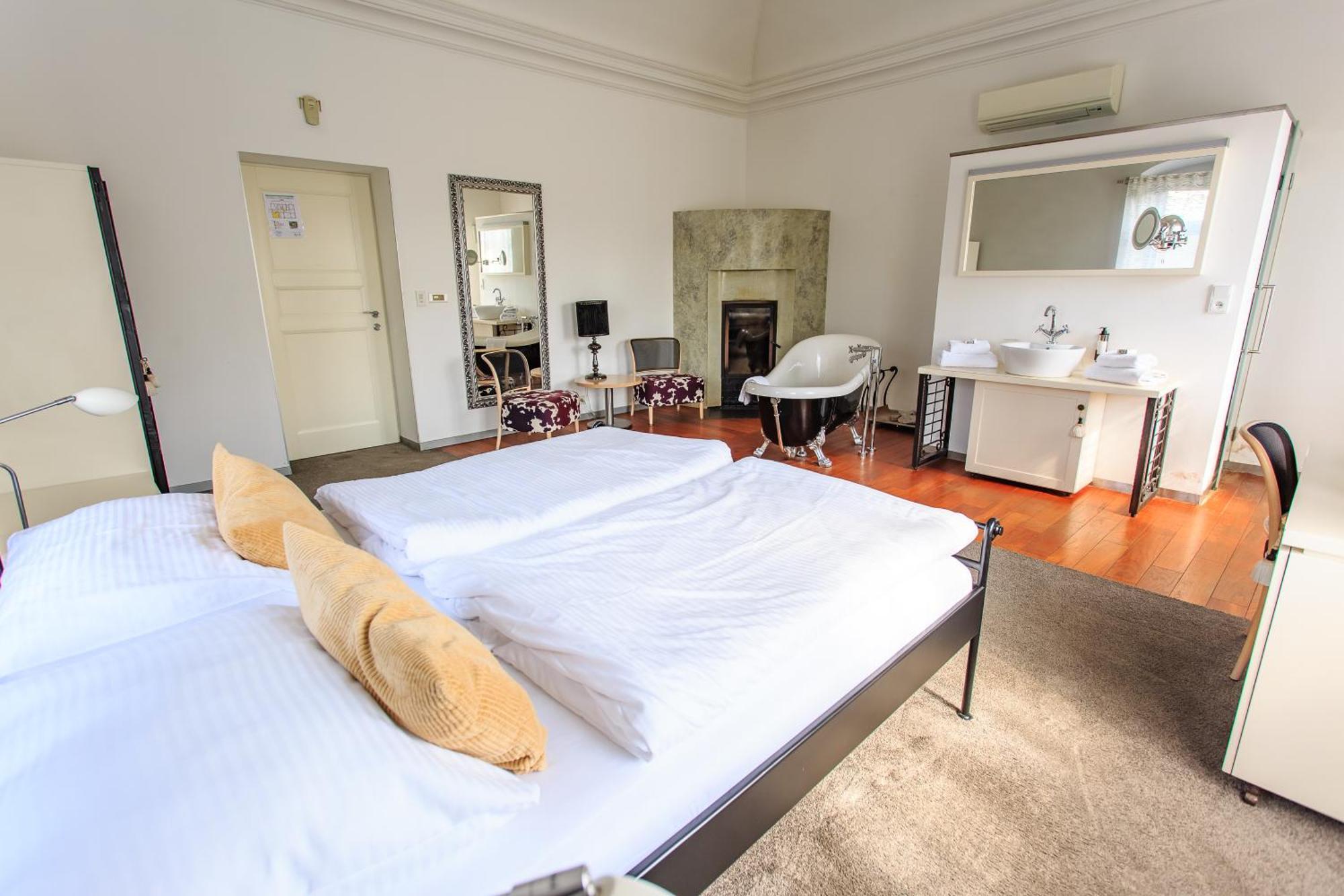 Hotel Villa Necas ジリナ エクステリア 写真