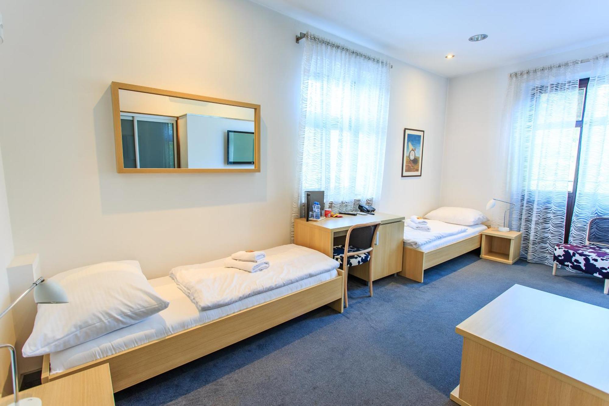 Hotel Villa Necas ジリナ エクステリア 写真