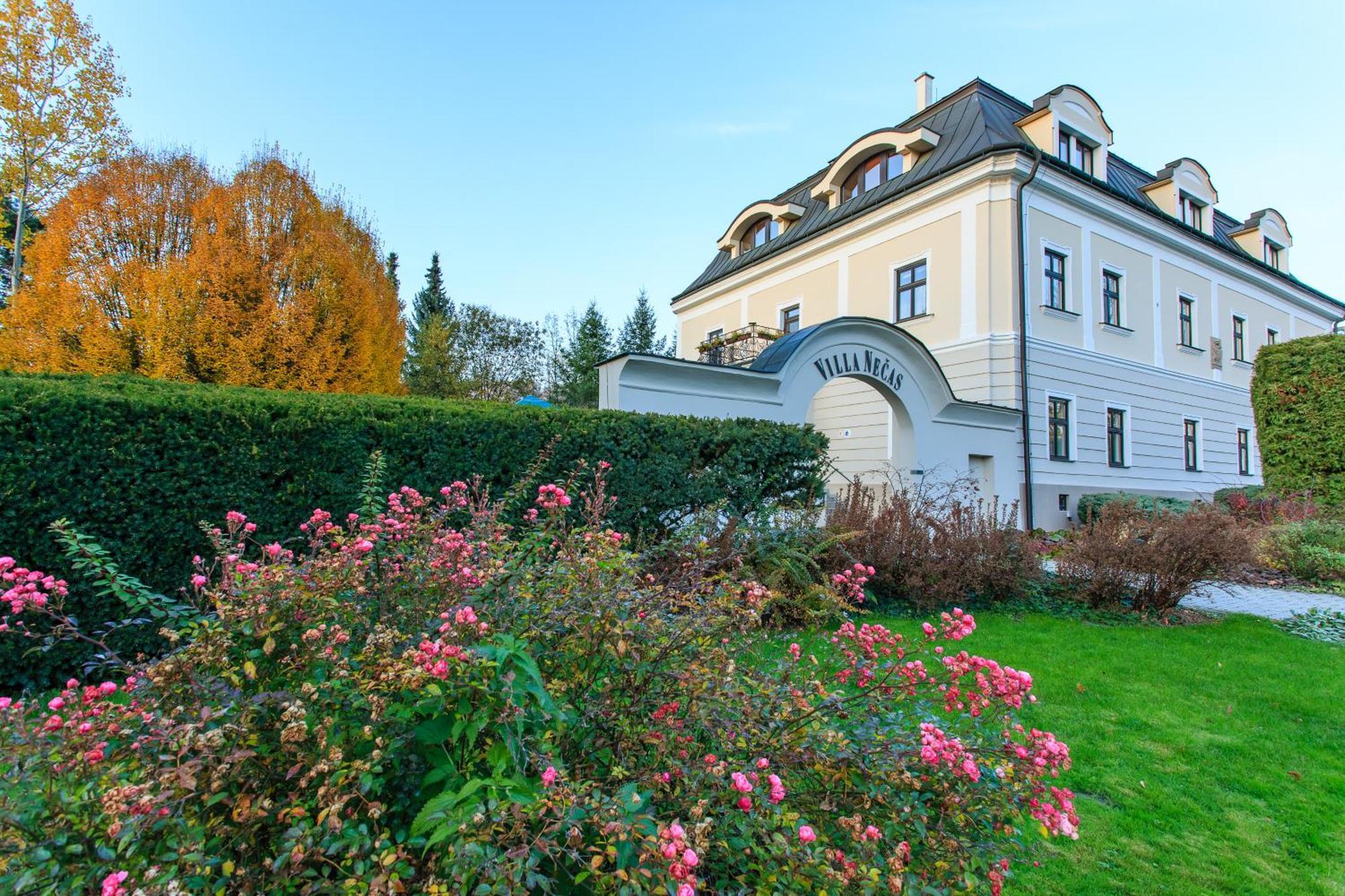 Hotel Villa Necas ジリナ エクステリア 写真